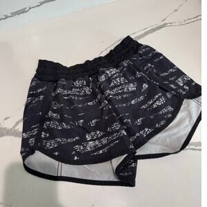 Lululemon Athletic Shorts Stretch Waistband Size 6 Black Pattern 4"‎ Inseam